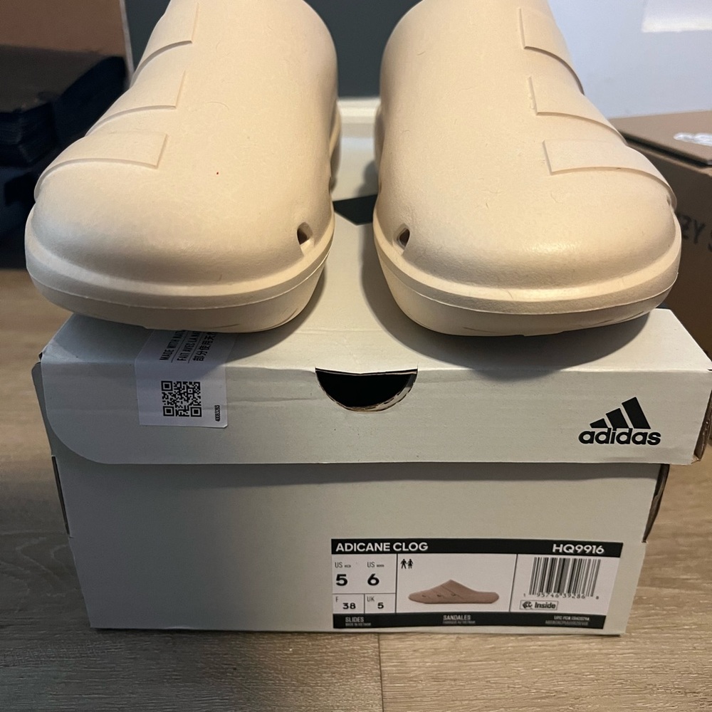 BRAND NEW Adidas Adicane Clogs - Picture 3 of 6